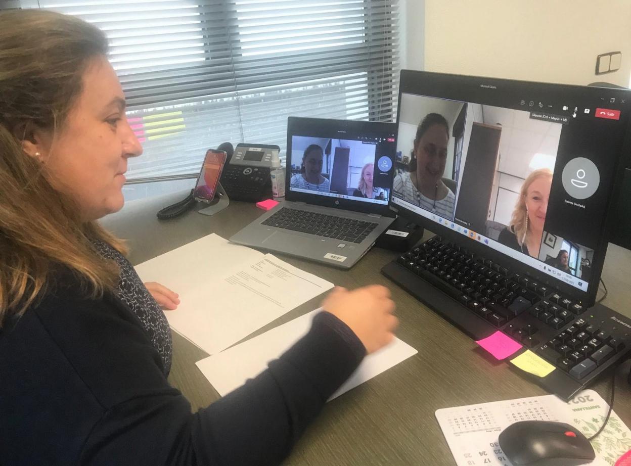 Lydia Espina durante la reunión telemática con la alcaldesa. 