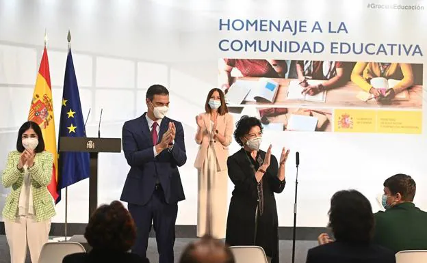 Carolina Darias, Pedro Sánchez e Isabel Celaá en el homenaje de este sábado a la comunidad educativa.