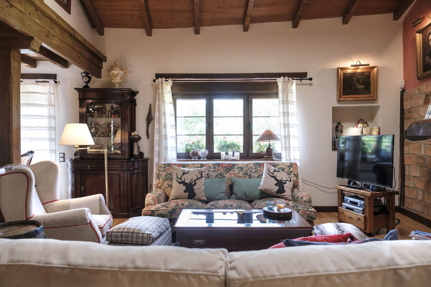 Con más de doscientos años de antigüedad y rodeada de chalets y urbanizaciones encontramos en Somió el hogar de Tomás del Campo Díaz-Laviada y Carmen Collantes Herrera. El matrimonio ha logrado transformar este conjunto de vivienda tradicional asturiana, que cuenta con una casa, cuadra, llagar y panera