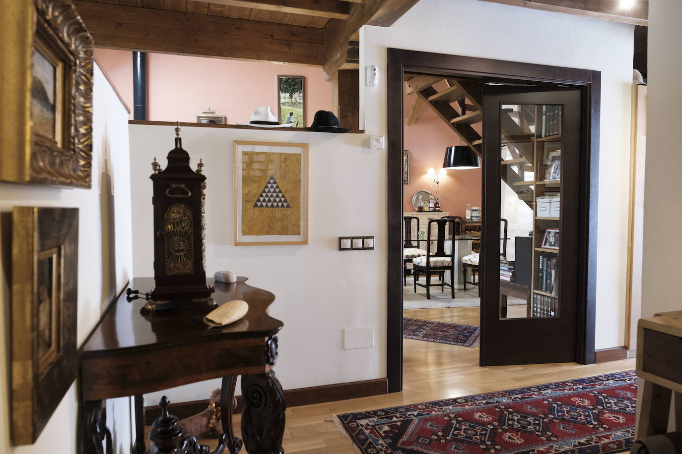 Con más de doscientos años de antigüedad y rodeada de chalets y urbanizaciones encontramos en Somió el hogar de Tomás del Campo Díaz-Laviada y Carmen Collantes Herrera. El matrimonio ha logrado transformar este conjunto de vivienda tradicional asturiana, que cuenta con una casa, cuadra, llagar y panera