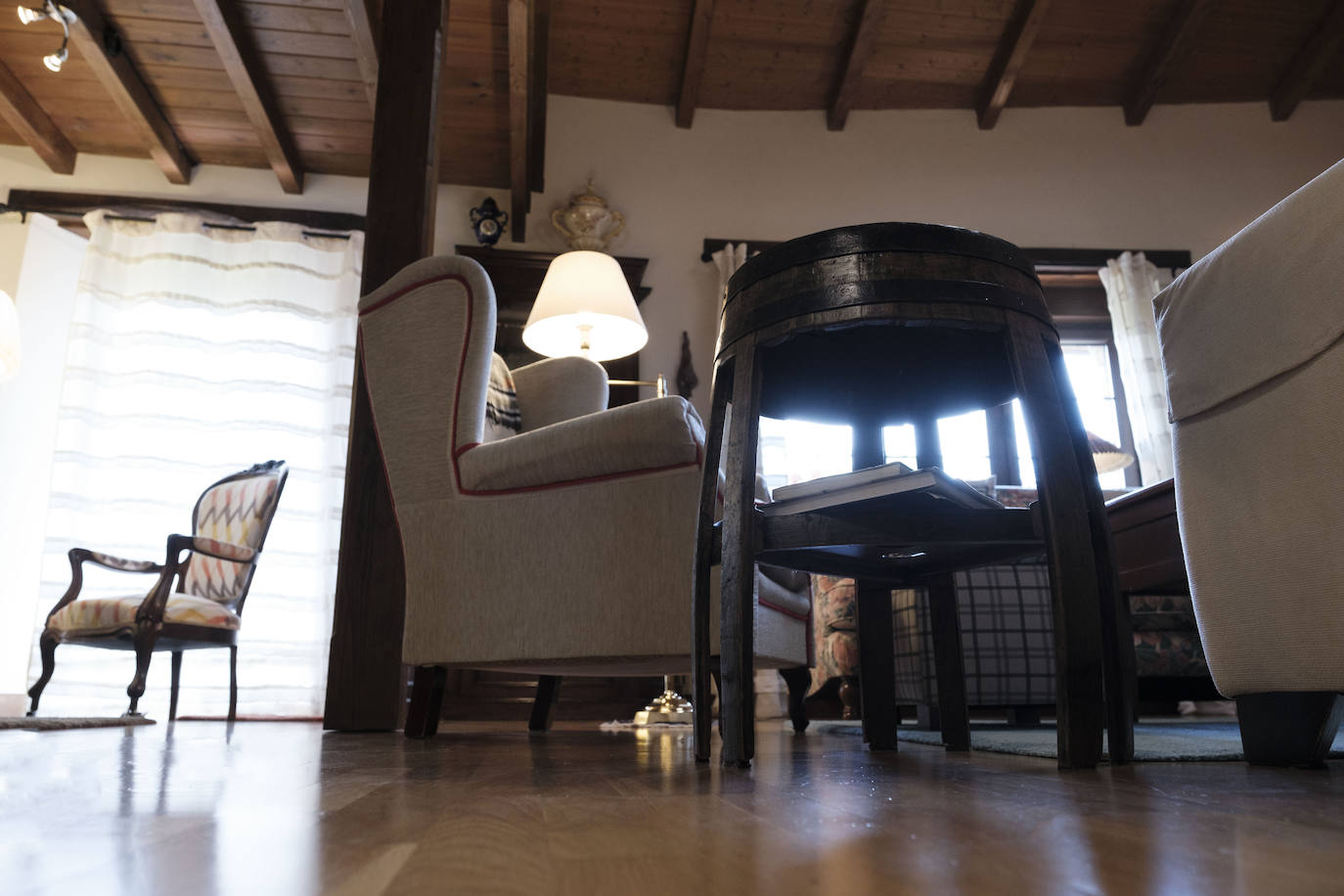 Con más de doscientos años de antigüedad y rodeada de chalets y urbanizaciones encontramos en Somió el hogar de Tomás del Campo Díaz-Laviada y Carmen Collantes Herrera. El matrimonio ha logrado transformar este conjunto de vivienda tradicional asturiana, que cuenta con una casa, cuadra, llagar y panera