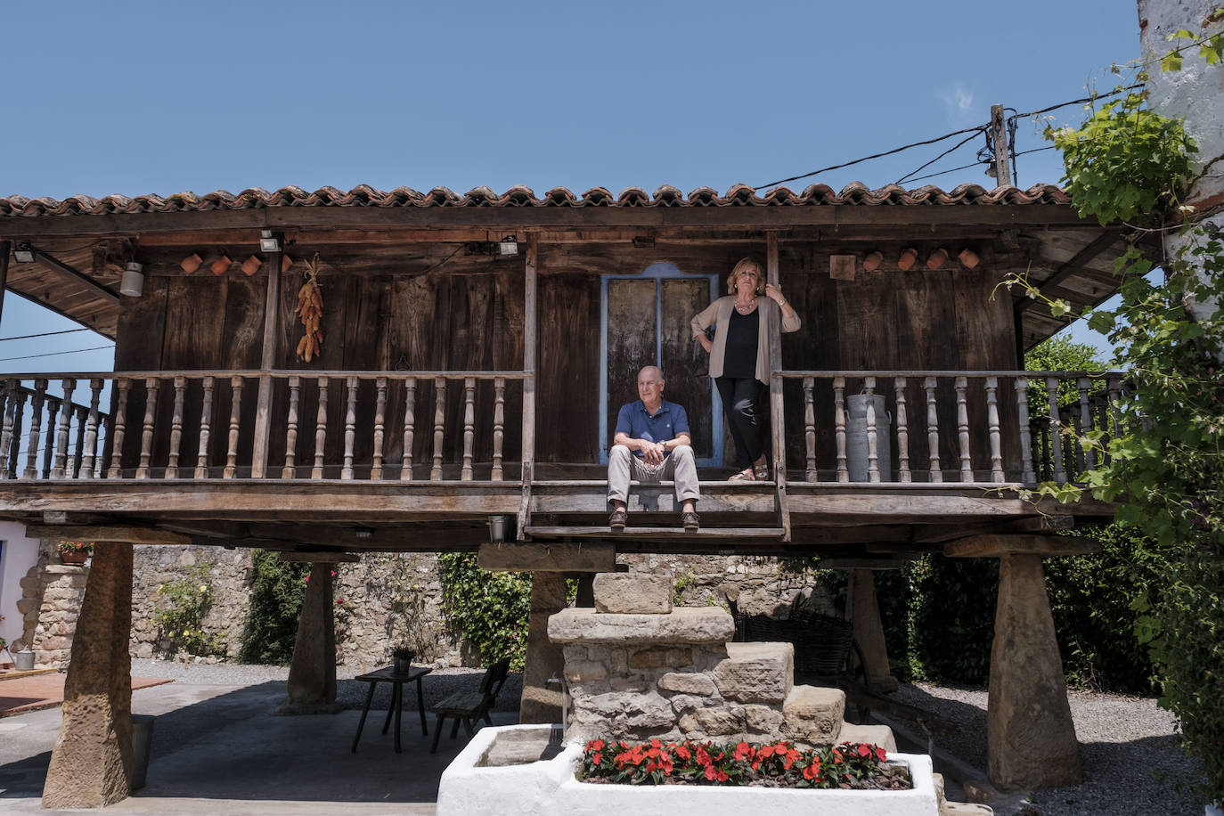 Con más de doscientos años de antigüedad y rodeada de chalets y urbanizaciones encontramos en Somió el hogar de Tomás del Campo Díaz-Laviada y Carmen Collantes Herrera. El matrimonio ha logrado transformar este conjunto de vivienda tradicional asturiana, que cuenta con una casa, cuadra, llagar y panera