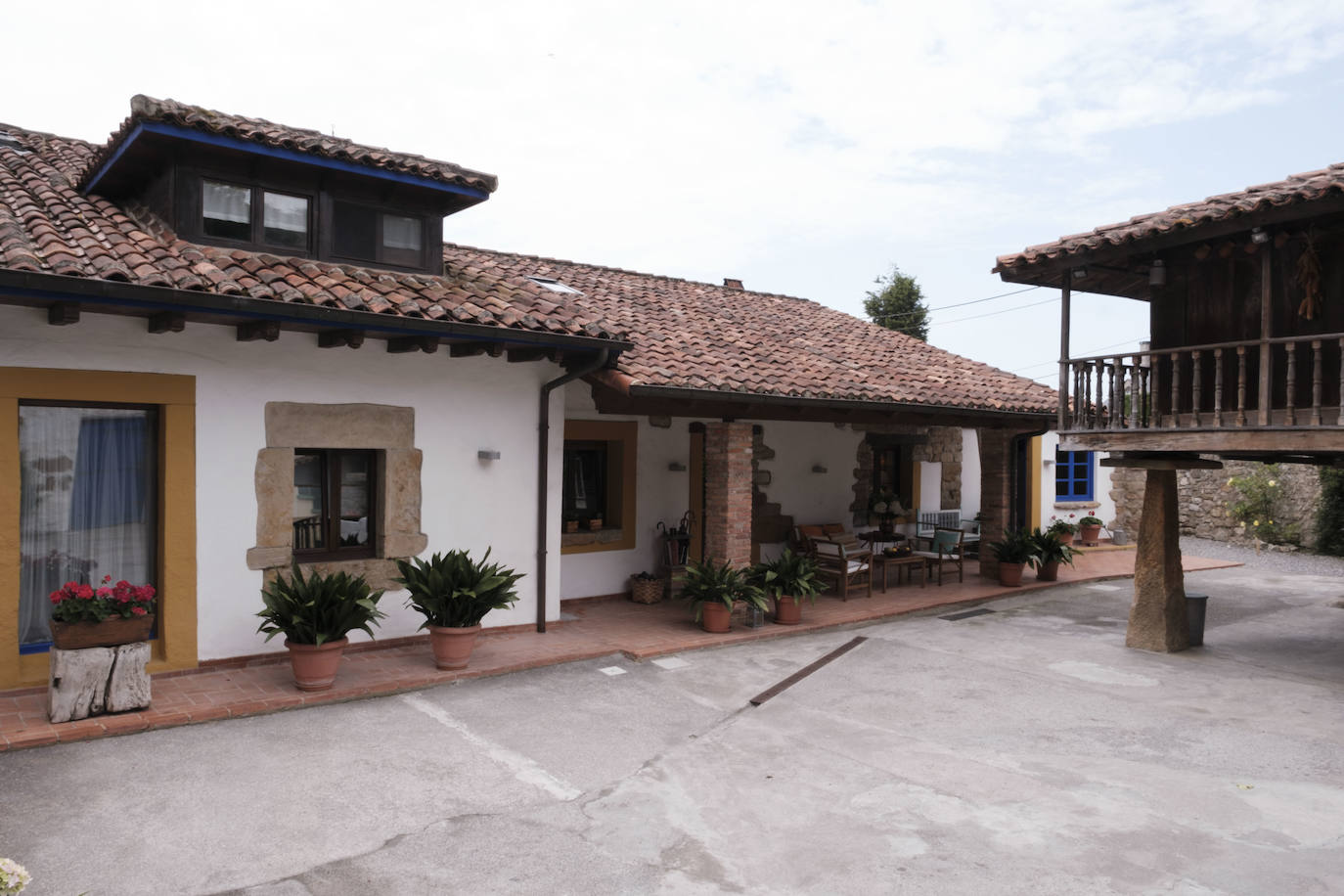 Con más de doscientos años de antigüedad y rodeada de chalets y urbanizaciones encontramos en Somió el hogar de Tomás del Campo Díaz-Laviada y Carmen Collantes Herrera. El matrimonio ha logrado transformar este conjunto de vivienda tradicional asturiana, que cuenta con una casa, cuadra, llagar y panera