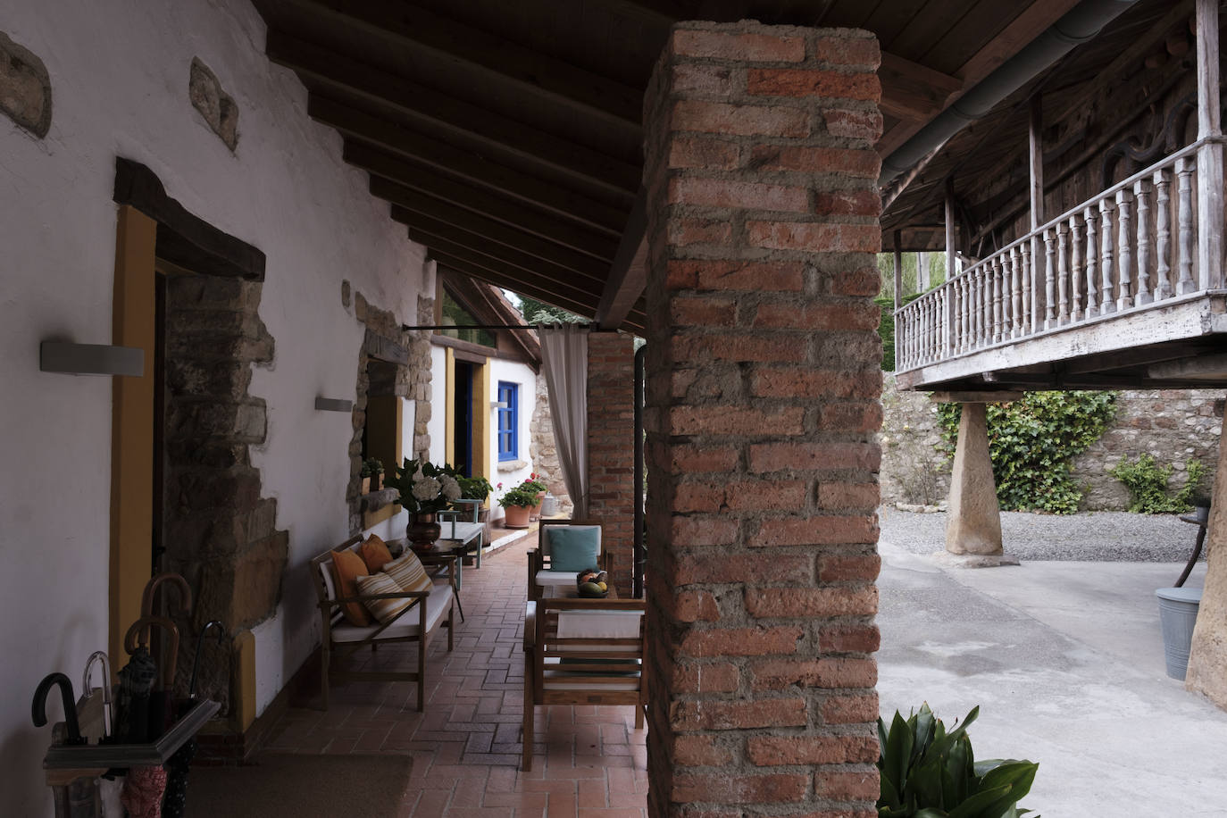 Con más de doscientos años de antigüedad y rodeada de chalets y urbanizaciones encontramos en Somió el hogar de Tomás del Campo Díaz-Laviada y Carmen Collantes Herrera. El matrimonio ha logrado transformar este conjunto de vivienda tradicional asturiana, que cuenta con una casa, cuadra, llagar y panera