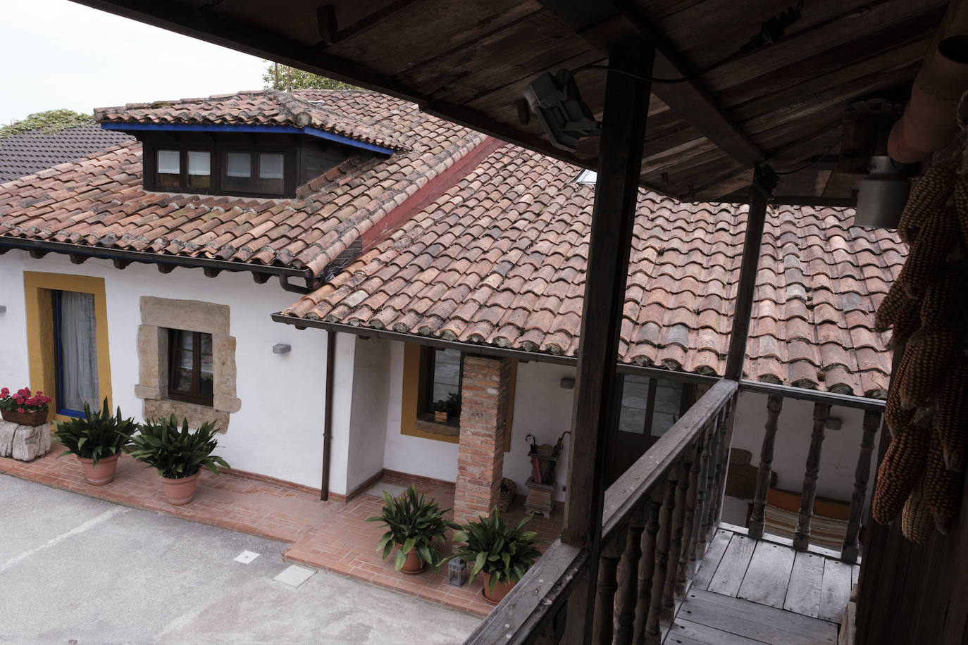Con más de doscientos años de antigüedad y rodeada de chalets y urbanizaciones encontramos en Somió el hogar de Tomás del Campo Díaz-Laviada y Carmen Collantes Herrera. El matrimonio ha logrado transformar este conjunto de vivienda tradicional asturiana, que cuenta con una casa, cuadra, llagar y panera