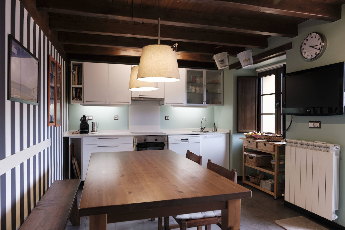Con más de doscientos años de antigüedad y rodeada de chalets y urbanizaciones encontramos en Somió el hogar de Tomás del Campo Díaz-Laviada y Carmen Collantes Herrera. El matrimonio ha logrado transformar este conjunto de vivienda tradicional asturiana, que cuenta con una casa, cuadra, llagar y panera