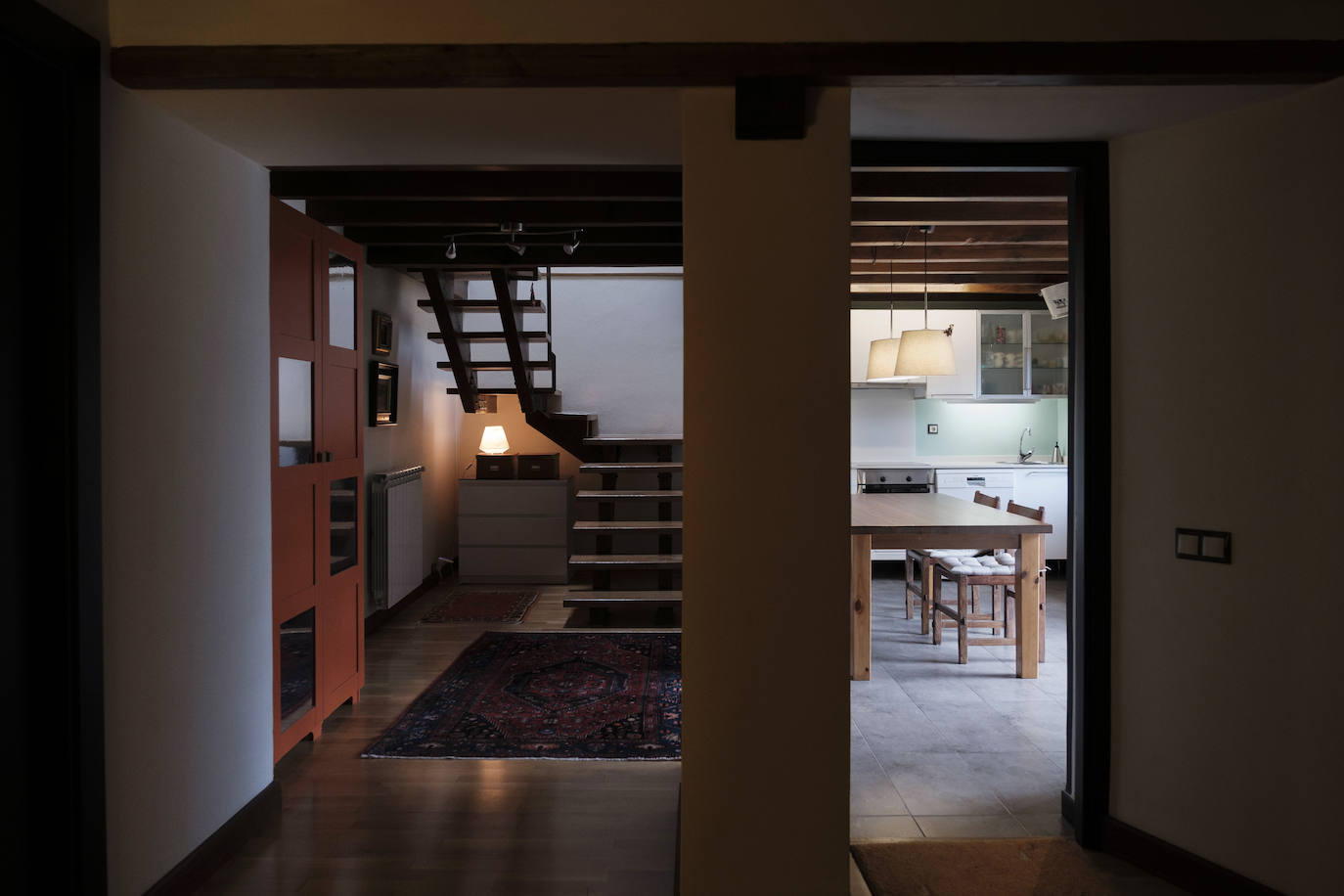 Con más de doscientos años de antigüedad y rodeada de chalets y urbanizaciones encontramos en Somió el hogar de Tomás del Campo Díaz-Laviada y Carmen Collantes Herrera. El matrimonio ha logrado transformar este conjunto de vivienda tradicional asturiana, que cuenta con una casa, cuadra, llagar y panera
