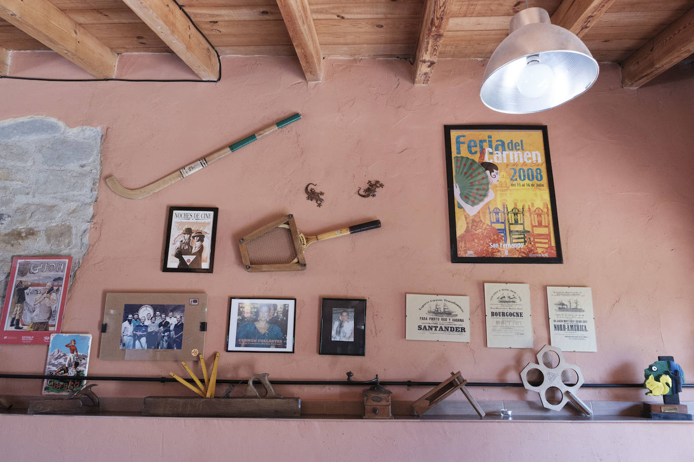 Con más de doscientos años de antigüedad y rodeada de chalets y urbanizaciones encontramos en Somió el hogar de Tomás del Campo Díaz-Laviada y Carmen Collantes Herrera. El matrimonio ha logrado transformar este conjunto de vivienda tradicional asturiana, que cuenta con una casa, cuadra, llagar y panera