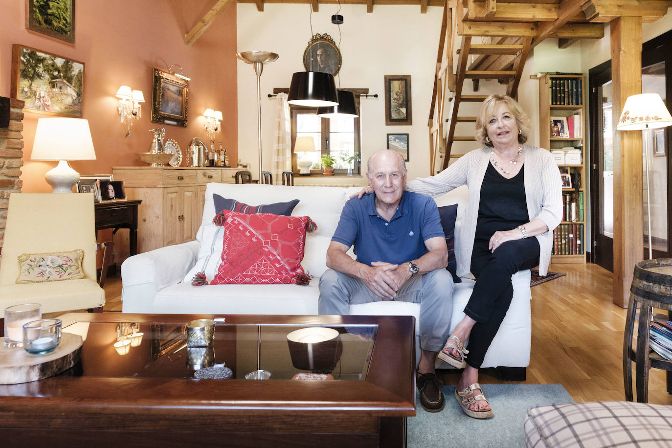 Con más de doscientos años de antigüedad y rodeada de chalets y urbanizaciones encontramos en Somió el hogar de Tomás del Campo Díaz-Laviada y Carmen Collantes Herrera. El matrimonio ha logrado transformar este conjunto de vivienda tradicional asturiana, que cuenta con una casa, cuadra, llagar y panera