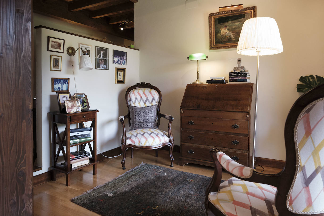 Con más de doscientos años de antigüedad y rodeada de chalets y urbanizaciones encontramos en Somió el hogar de Tomás del Campo Díaz-Laviada y Carmen Collantes Herrera. El matrimonio ha logrado transformar este conjunto de vivienda tradicional asturiana, que cuenta con una casa, cuadra, llagar y panera