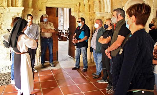 Abadesa. Sor Visitación explica a los miembros del equipo de investigación histórica de Los Bribones las peculiaridades del monasterio en el acceso al claustro desde la iglesia 