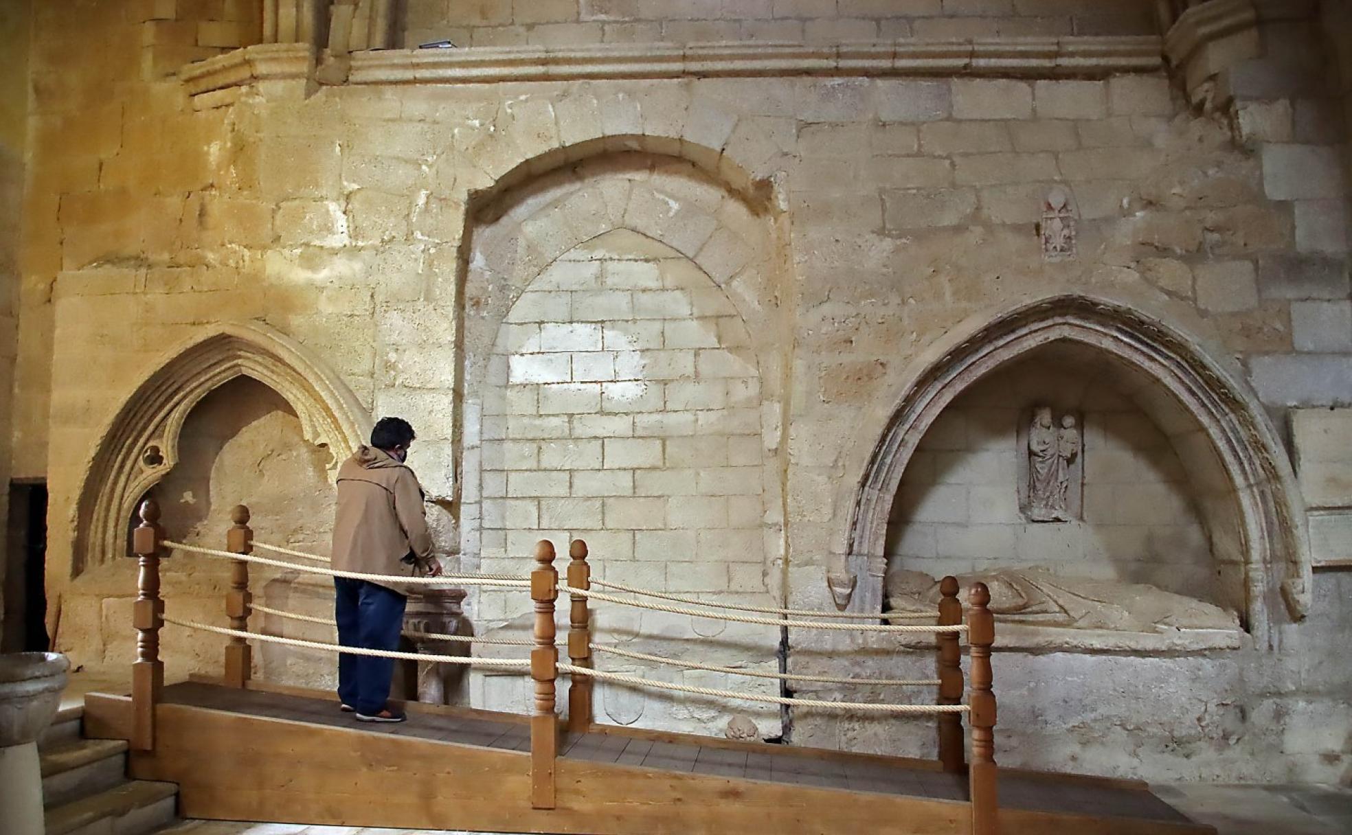 La tumba del Martín Díaz de Prado del siglo XIV, en el vano de la antigua puerta de la iglesia del monasterio de Santa María de Gradefes. 