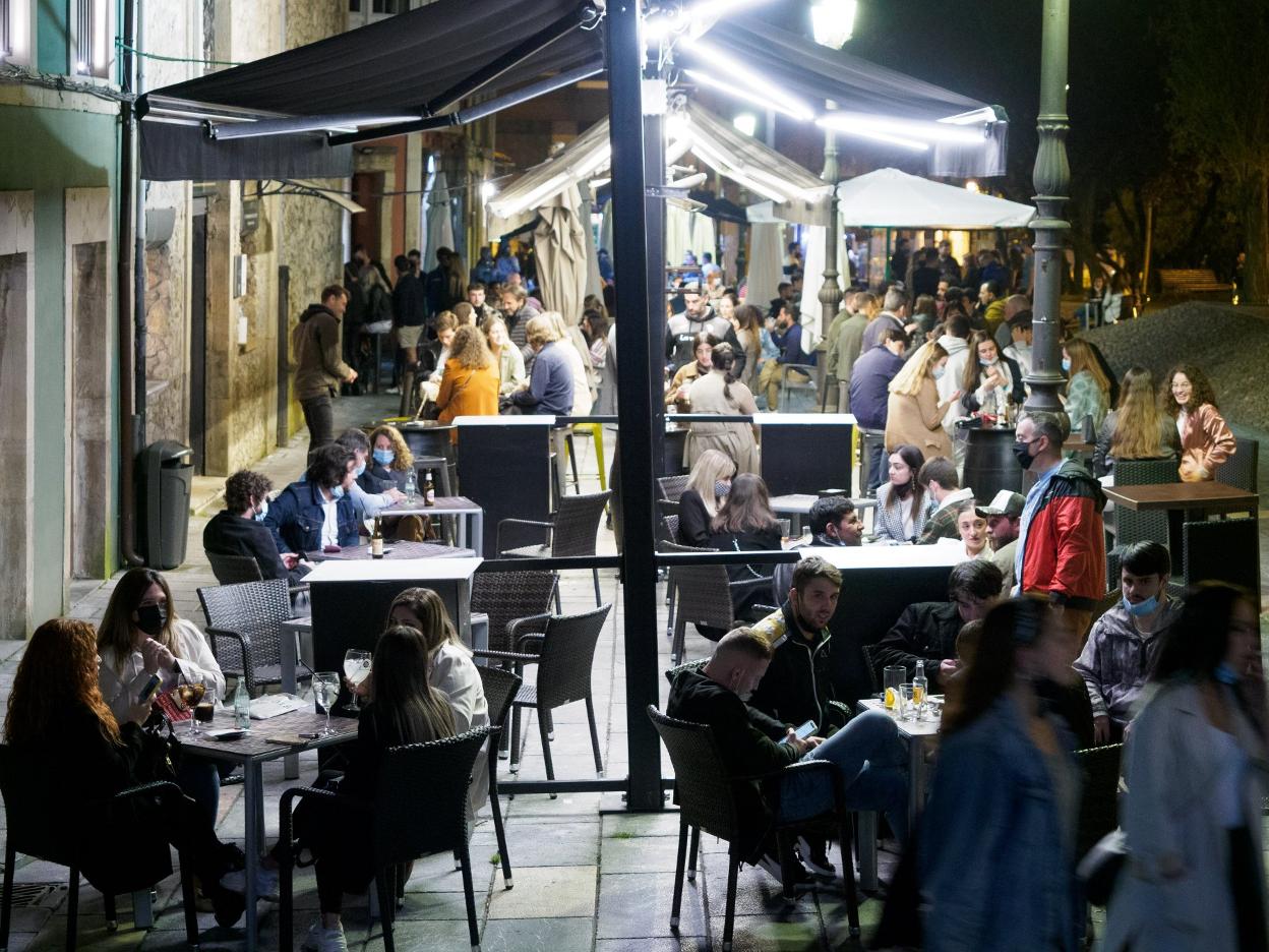 Terrazas en la Plaza del Carbayedo, de noche. 