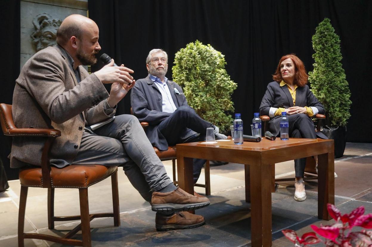 Miguel Barrero, Antonio Muñoz Molina y Elvira Lindo, en el Antiguo Instituto. 