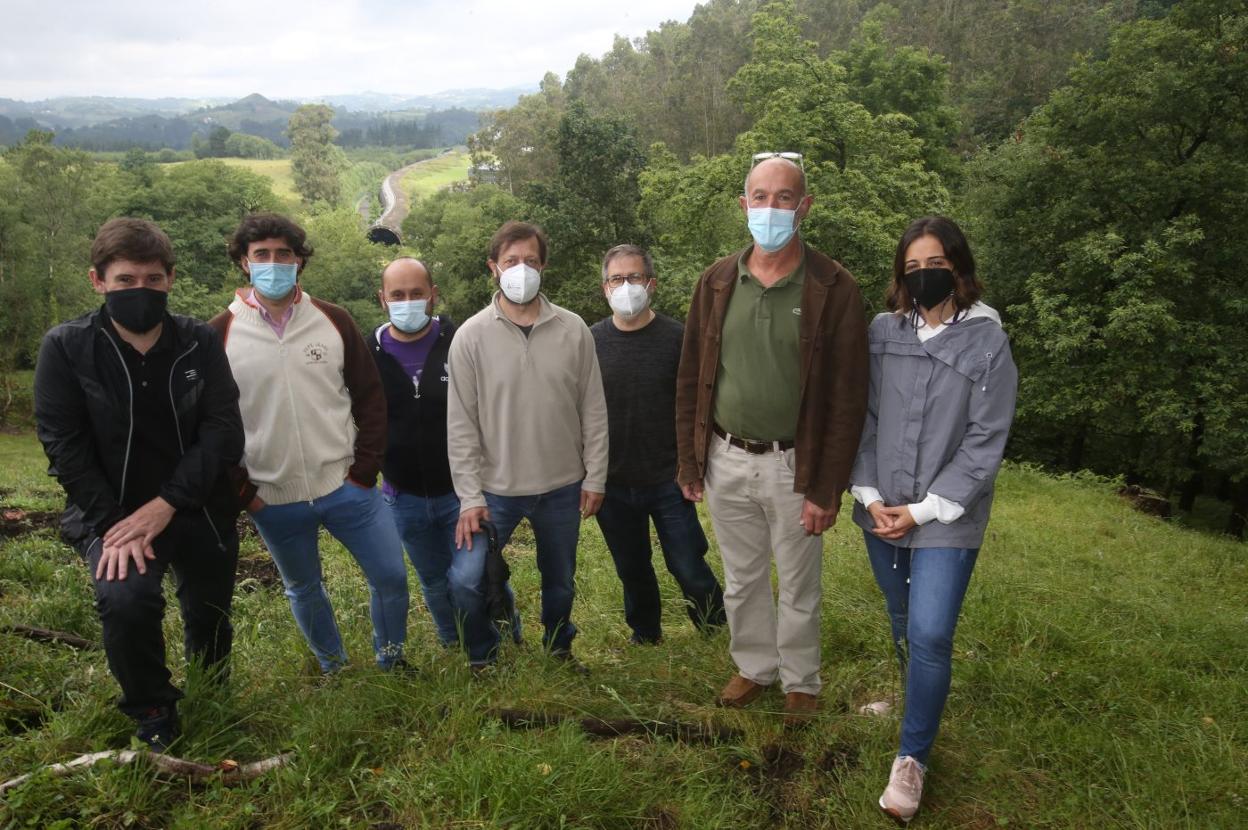 Los vecinos de Anes y el edil de Somos, Javier Pintado, ayer. 