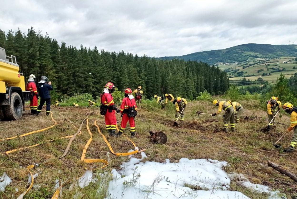 Los profesionales, durante el simulacro. 