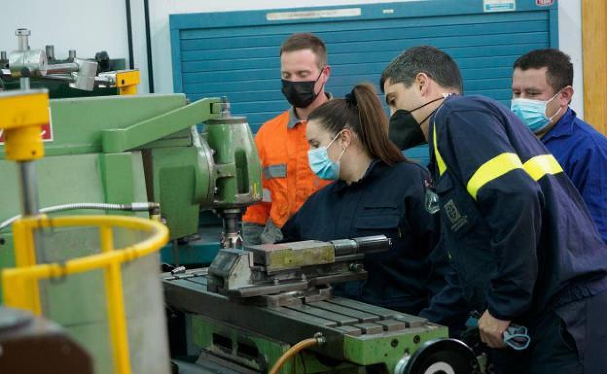 Alumnos en un taller del Centro Integrado de Formación Profesional de Avilés. / 