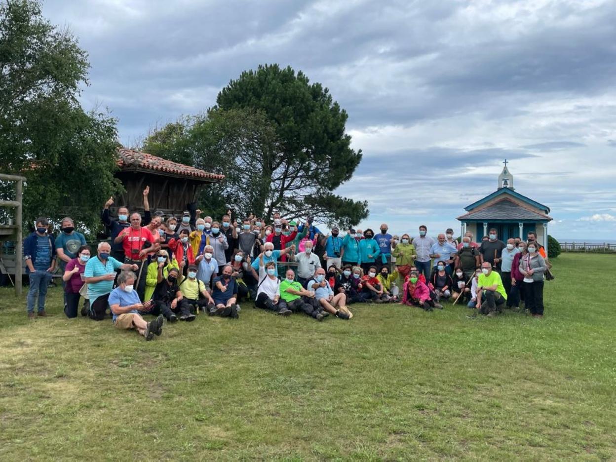 El campo de La Garita fue el punto de encuentro de todos los participantes en la caminata para reivindicar el potencial de la ruta que une los cabos Bustio y Vidio. 