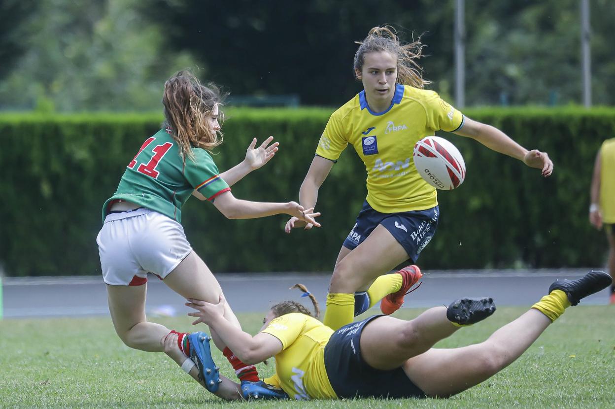 Una jugadora asturiana intenta un placaje. 