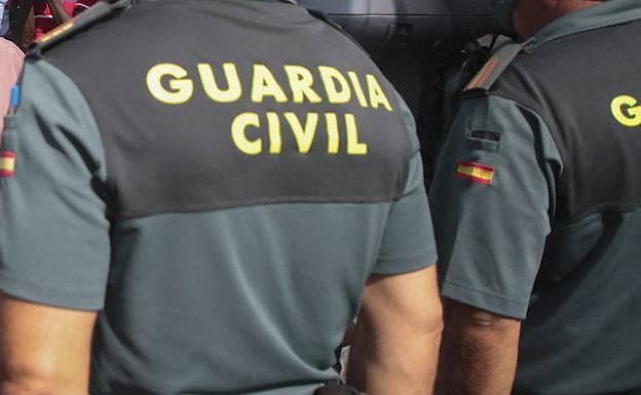 Dos agentes de la Guardia Civil 