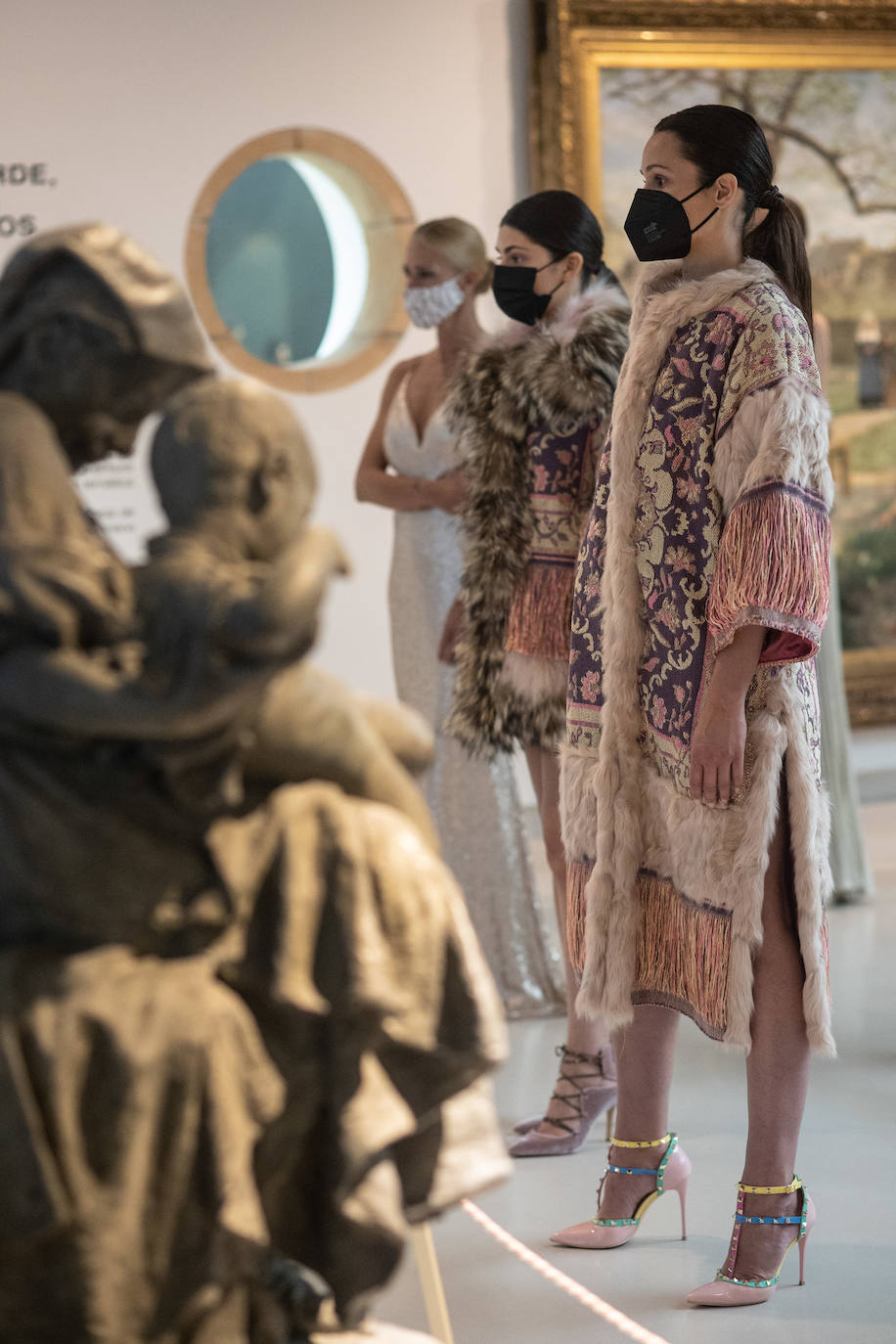 Los diseñadores Custo Barcelona y Lola Casademunt serán algunos de los que participen el próximo miércoles en los desfiles de la cuarta edición de la Pasarela Campoamor, que se presentó este martes en el Teatro Campoamor.