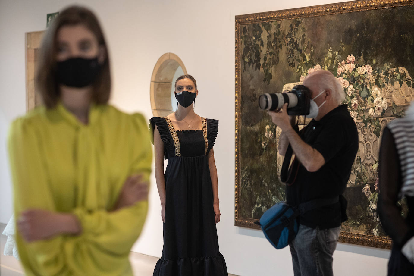 Los diseñadores Custo Barcelona y Lola Casademunt serán algunos de los que participen el próximo miércoles en los desfiles de la cuarta edición de la Pasarela Campoamor, que se presentó este martes en el Teatro Campoamor.