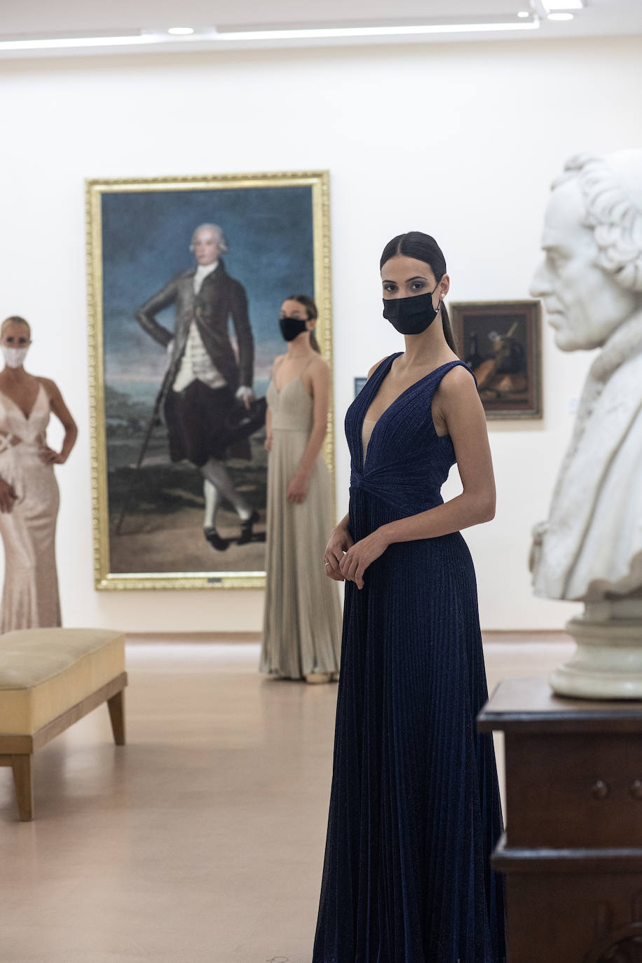 Los diseñadores Custo Barcelona y Lola Casademunt serán algunos de los que participen el próximo miércoles en los desfiles de la cuarta edición de la Pasarela Campoamor, que se presentó este martes en el Teatro Campoamor.