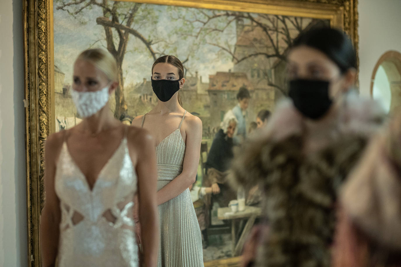 Los diseñadores Custo Barcelona y Lola Casademunt serán algunos de los que participen el próximo miércoles en los desfiles de la cuarta edición de la Pasarela Campoamor, que se presentó este martes en el Teatro Campoamor.