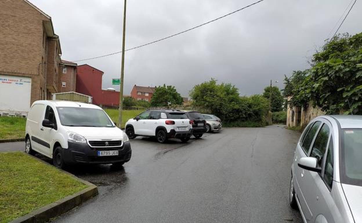 Vehículos estacionados cerca del cruce de las calles Cañaleto y Carmen, donde se produjeron los hechos. 