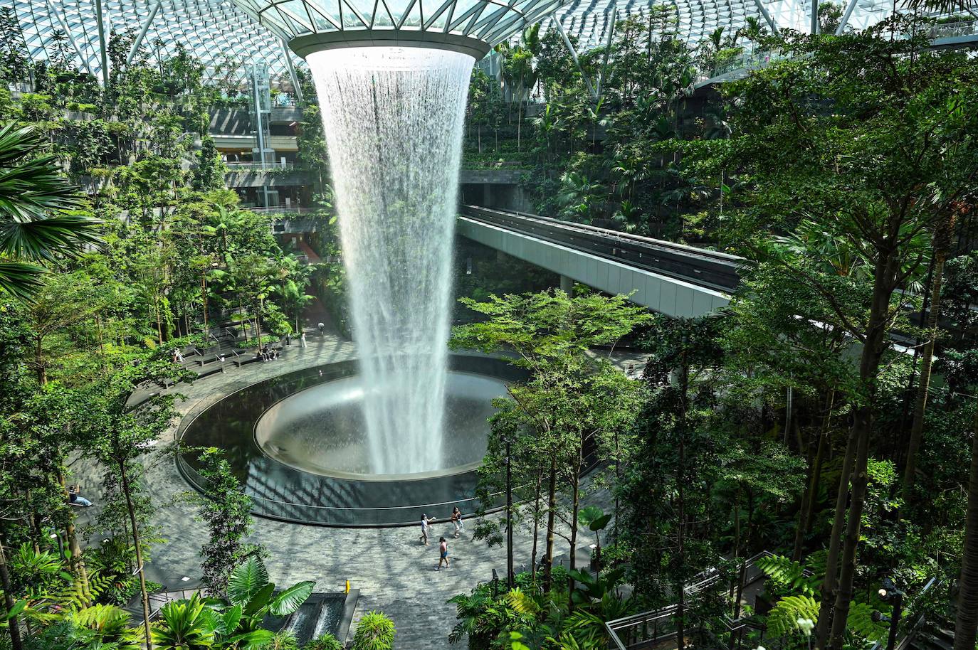 Jewel Changi es un espacio de ocio y entretenimiento que se une al complejo del aeropuerto Changi de Singapur, elegido el mejor del mundo en 2019. Se trata de un homenaje a la ciudad asiática de los edificios futuristas y los jardines inmensos, en el que la luz natural y el verde inundan cada rincón.