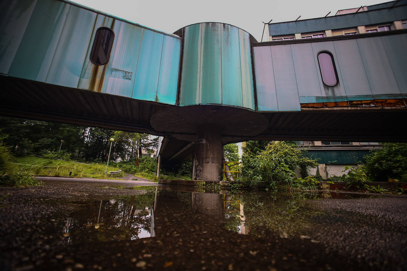 Desde 2014, año en que se dejó sin actividad al complejo de El Cristo - Buenavista, los 80.000 metros cuadrados que conforman el antiguo Hospital Universitario Central de Asturias llevan languideciéndose. Siete años después de su abandono, y a la espera de la ejecución del proyecto 'Hucamp', la Cámara de Comercio ha propuesto convertirlo en una gran pradera y área recreativa para toda la ciudadanía.