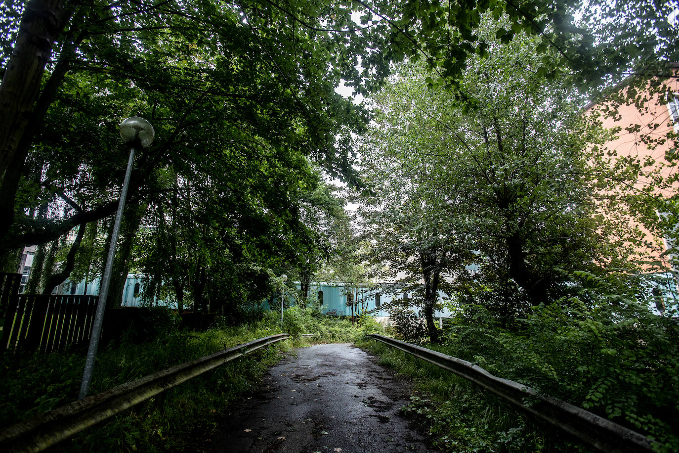 Desde 2014, año en que se dejó sin actividad al complejo de El Cristo - Buenavista, los 80.000 metros cuadrados que conforman el antiguo Hospital Universitario Central de Asturias llevan languideciéndose. Siete años después de su abandono, y a la espera de la ejecución del proyecto 'Hucamp', la Cámara de Comercio ha propuesto convertirlo en una gran pradera y área recreativa para toda la ciudadanía.