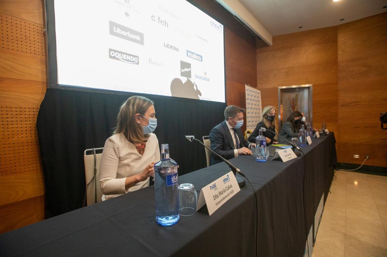 Almeida, entre María Calvo y la viceconsejera de Turismo, presidió la asamblea general de la patronal hostelera y del sector turístico. 