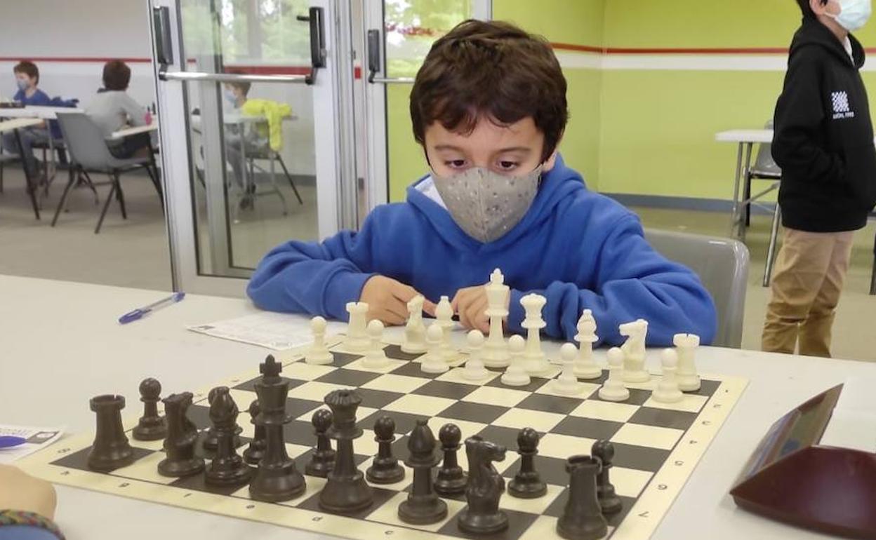 Nicolás Parajón durante una de las partidas del Campeonato de Asturias.