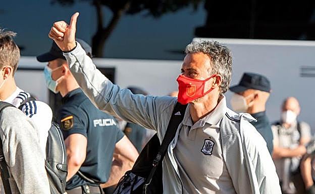 Luis Enrique saluda a los aficionados tras su llegada ayer a Sevilla.