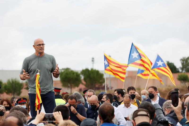 El exconseller Raül Romeva se dirige a los simpatizantes que se han congregado a las puertas del centro Penitenciario de Lledoners