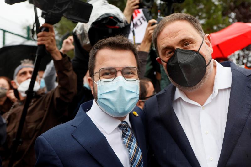 El presidente de la Generalitat, Pere Aragonès, posa junto a Oriol Junqueras a la salida de cárcel de Lledoners.