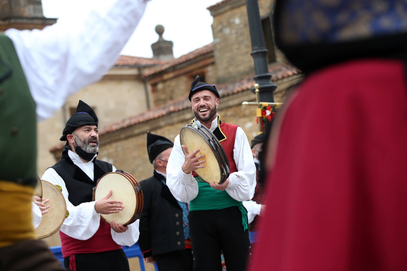 No hubo hogueras ni grandes aglomeraciones, pero los ayuntamientos asturianos quisieron celebrar San Juan de una manera diferente.