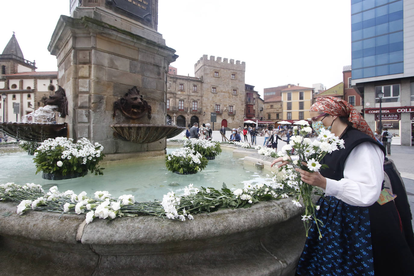 No hubo hogueras ni grandes aglomeraciones, pero los ayuntamientos asturianos quisieron celebrar San Juan de una manera diferente.