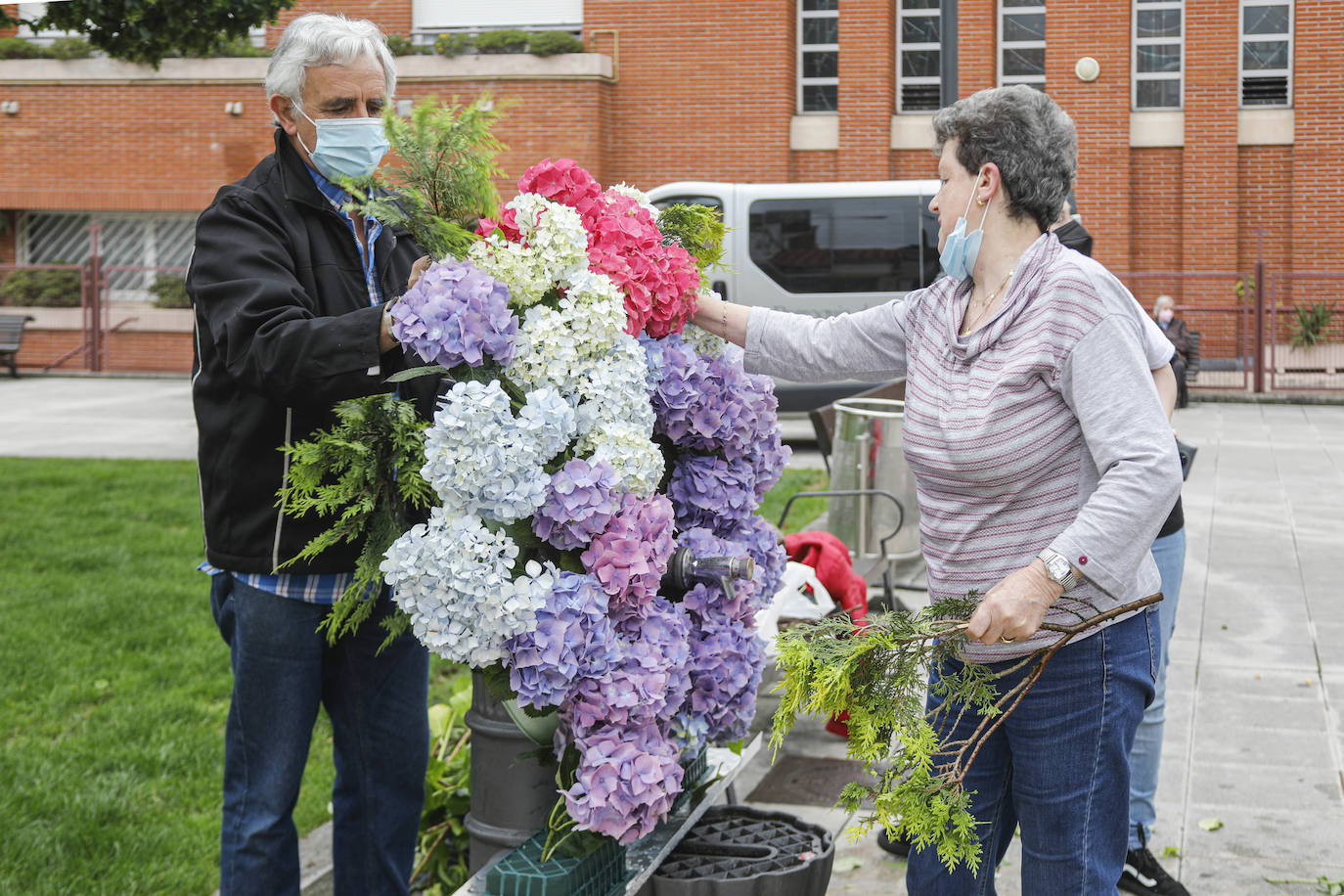 No hubo hogueras ni grandes aglomeraciones, pero los ayuntamientos asturianos quisieron celebrar San Juan de una manera diferente.