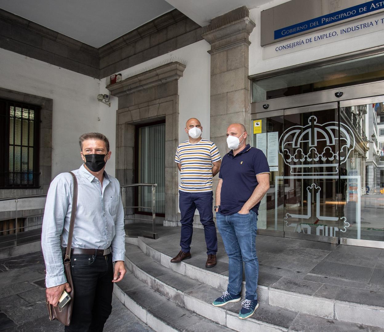 José Manuel Gómez de la Uz, Daniel Cuartas y Ángel Marqués antes de un reunión con la directora de Industria. 