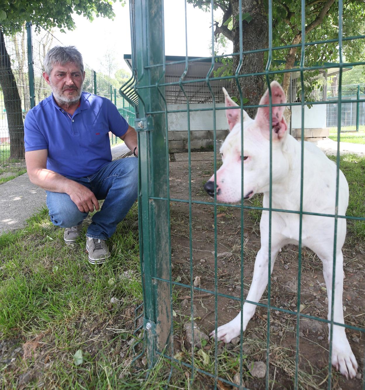 El gestor del albergue posa con un perro hace unas semanas. 