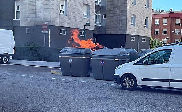 Los contenedores incendiados en Pumarín