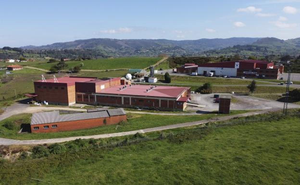 Instalaciones de la antigua cárnica Famila, en Granda, donde pretenden levantar la nueva ITV. 