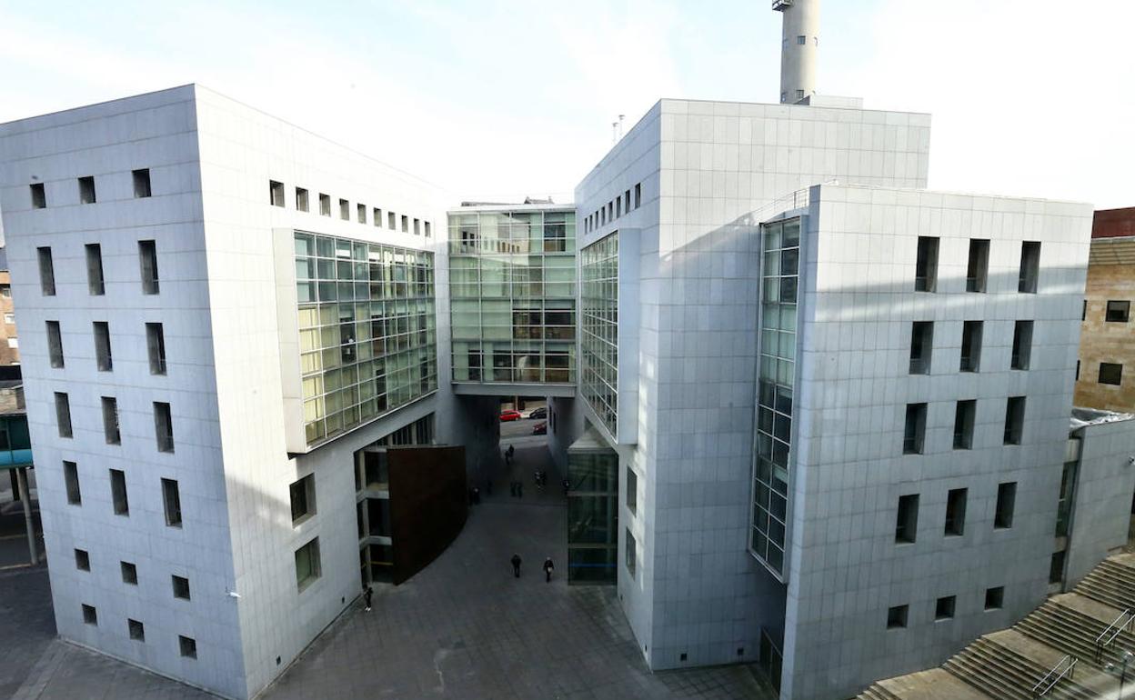 Juzgan a un hombre por robar a un vecino de Oviedo con el que contactó a través de una web de encuentros sexuales