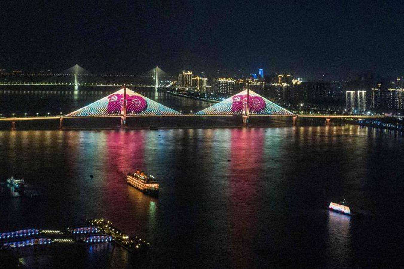 Para conmemorar el día los ciudadanos han visitado el museo del primer congreso del Partido Comunista Chino en Shangai y han celebrado diversos actos en Wuhan