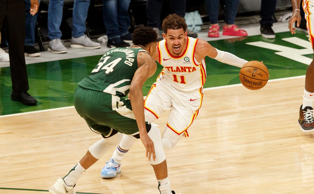 Trae Young durante el partido de ayer ante los Milwaukee.