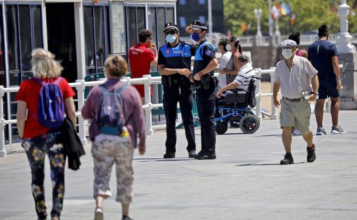 Dos policías en el Muro. 