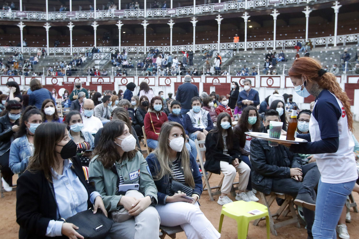 La plaza de toros de Gijón rozó el lleno este viernes para escuchar a Rozalén, en un concierto emocionante en el que la cantautora derrochó sensibilidad.