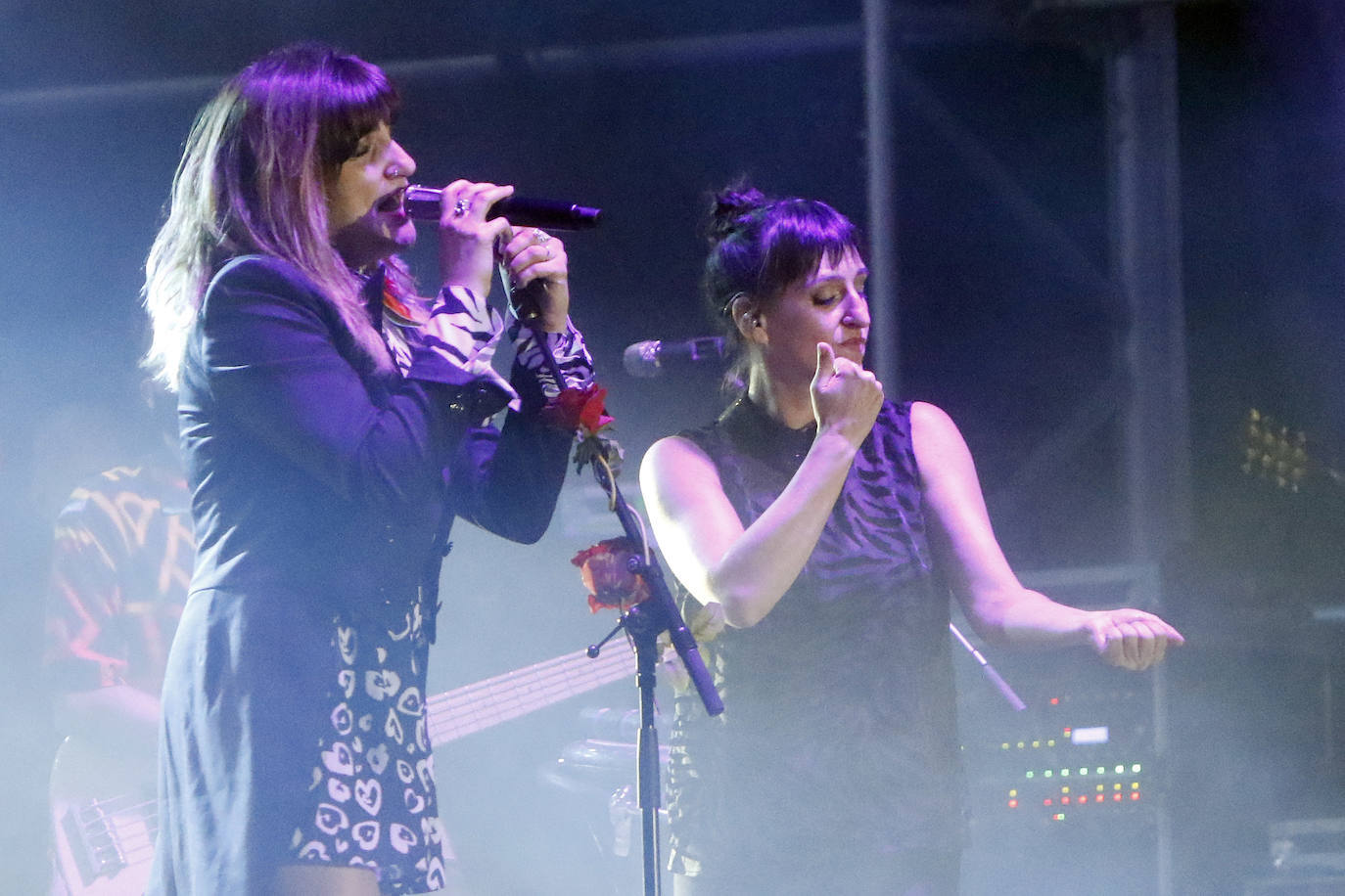 La plaza de toros de Gijón rozó el lleno este viernes para escuchar a Rozalén, en un concierto emocionante en el que la cantautora derrochó sensibilidad.